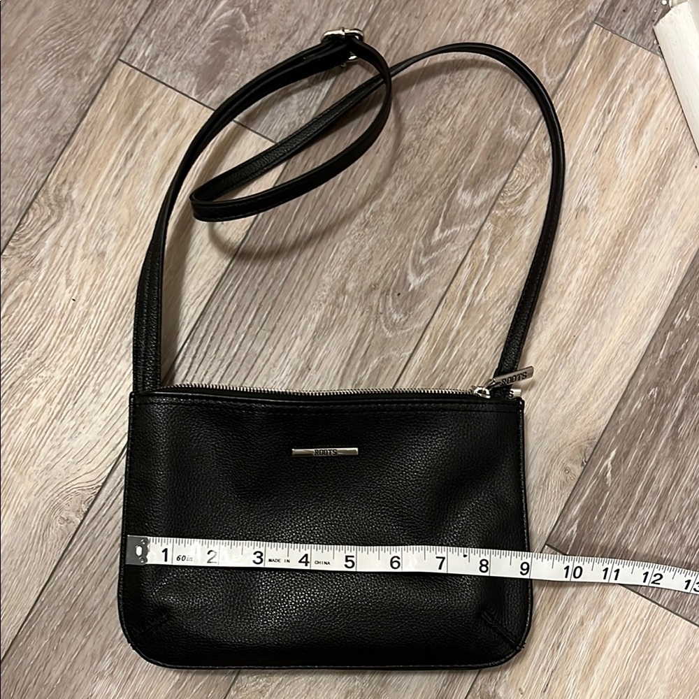🥂HOST PIC 🍾Roots Black Leather Crossbody Bag - Picture 4 of 8
